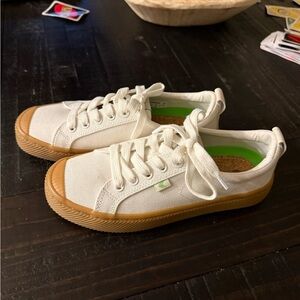 Woman’s White Canvas Sneakers